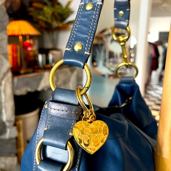 RARE! COACH LARGE BLUE LEATHER CARLY W/ COACH HEART KEY FOB EXCELLENT #10616. - Picture 4 of 13